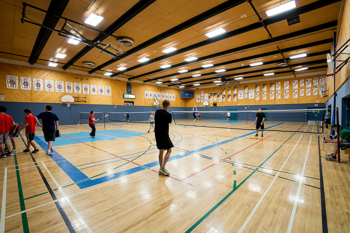 Joueurs de badminton dans un gymnase