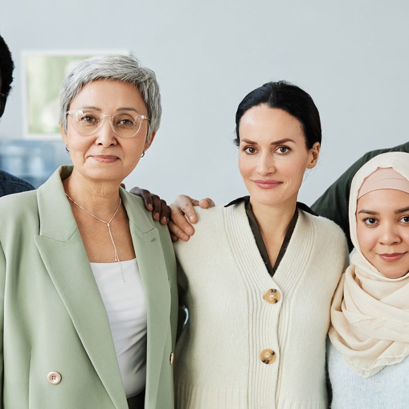 Un groupe de cinq personnes de diverses ethnies