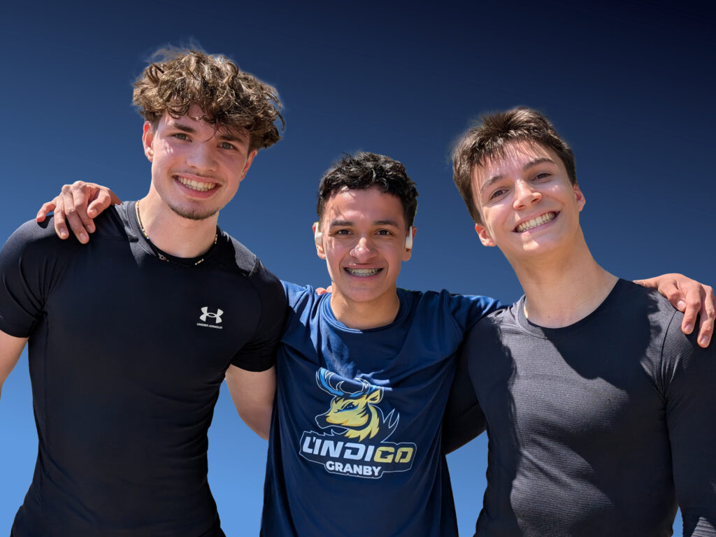 Trois jeunes hommes souriants