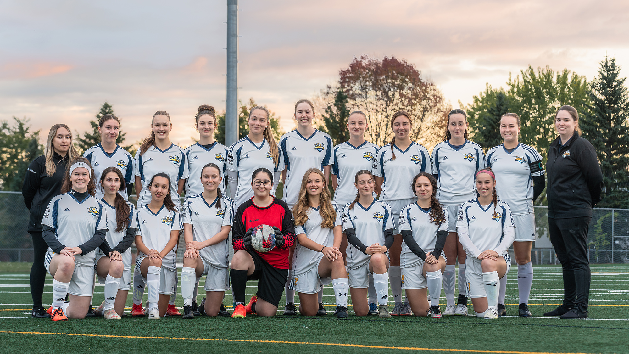 Équipe de soccer féminin et entraîneurs en uniforme