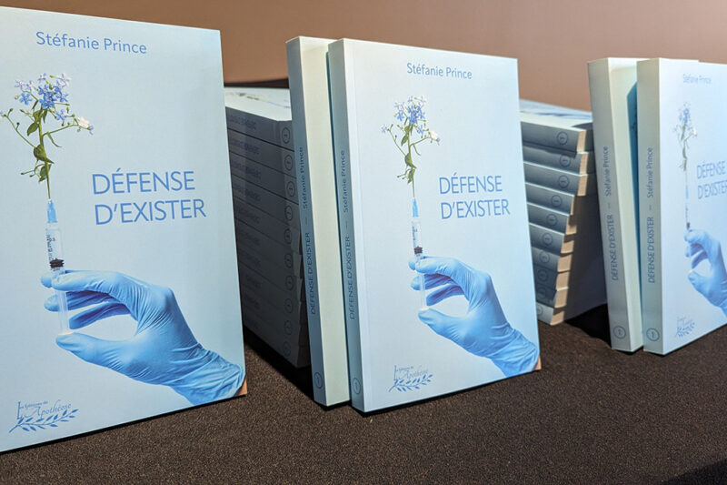 Des exemplaires du livre "Défense d'existe"r sur une table