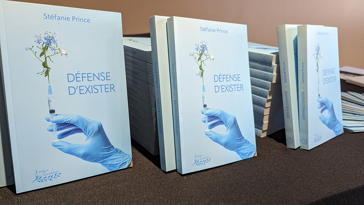 Des exemplaires du livre "Défense d'existe"r sur une table