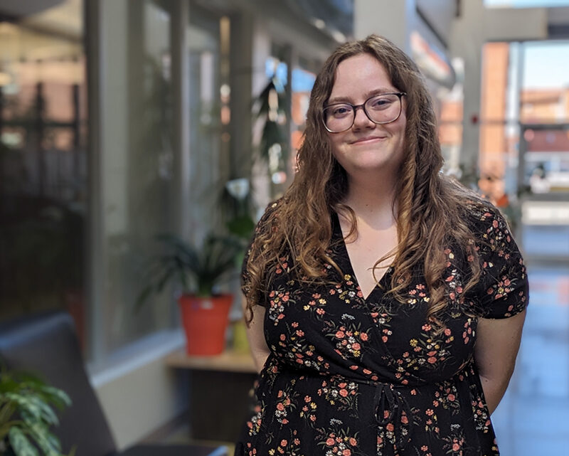 Une étudiante dans l'atrium du Cégep de Granby