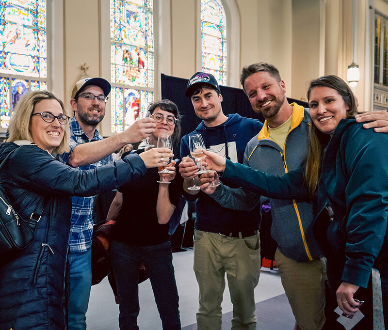 Groupe de 6 personnes tenant une coupe lors de la Grande foire des vins