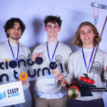 Trois gagnants du concours Science on tourne avec leur engin et une affiche Cégep de Granby
