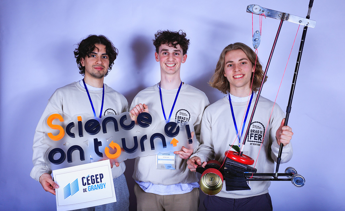 Trois gagnants du concours Science on tourne avec leur engin et une affiche Cégep de Granby