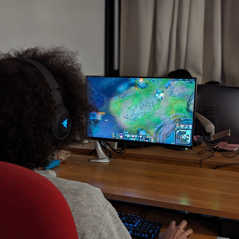 Une personne devant un écran joue à un jeu électronique