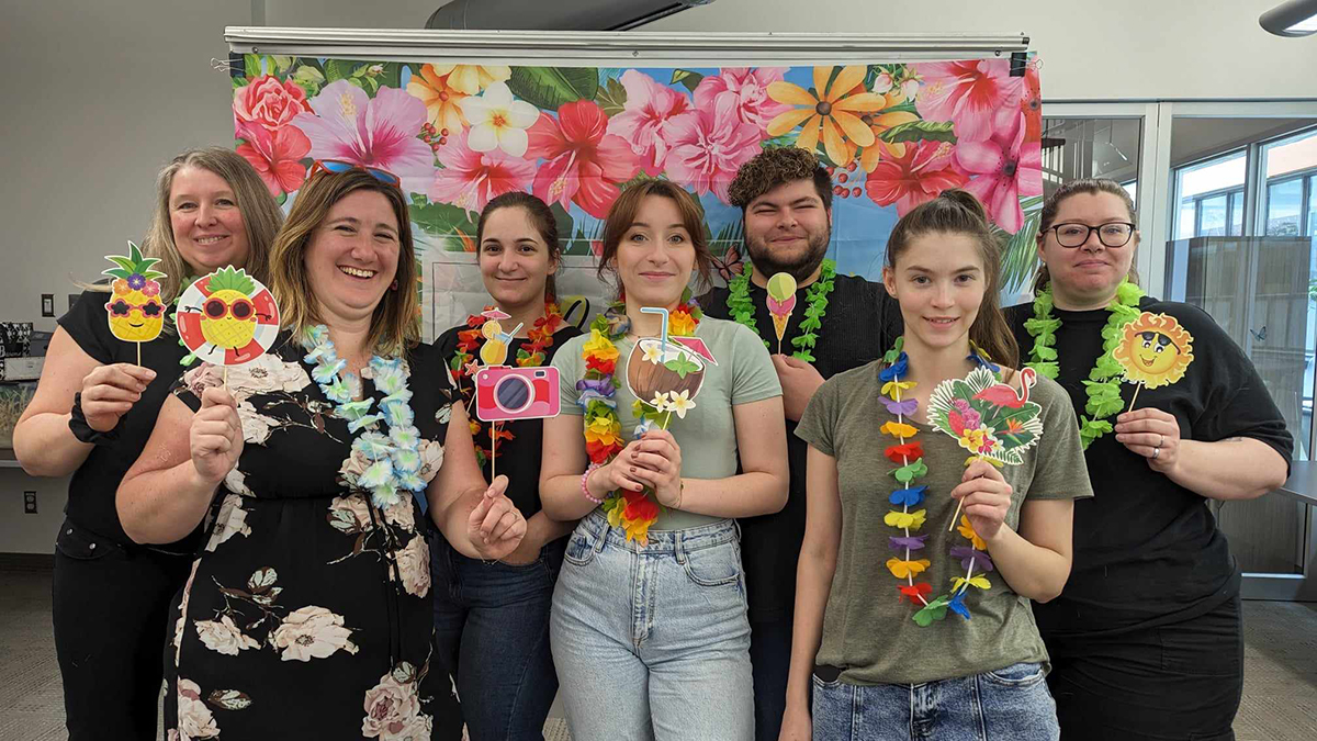 Sept étudiants de tourisme avec des colliers de fleurs