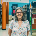 Une femme debout dans une bibliothèque