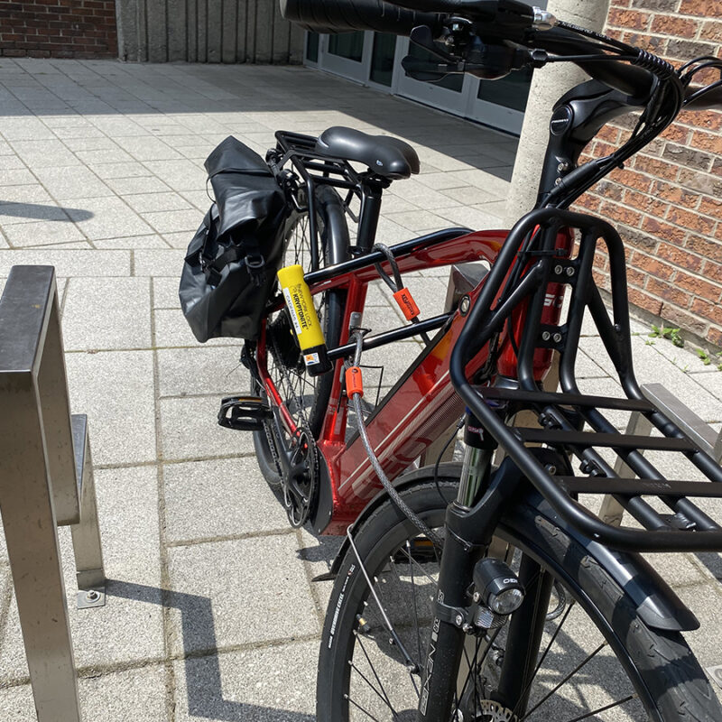 Gros plan sur un vélo à assistance électrique