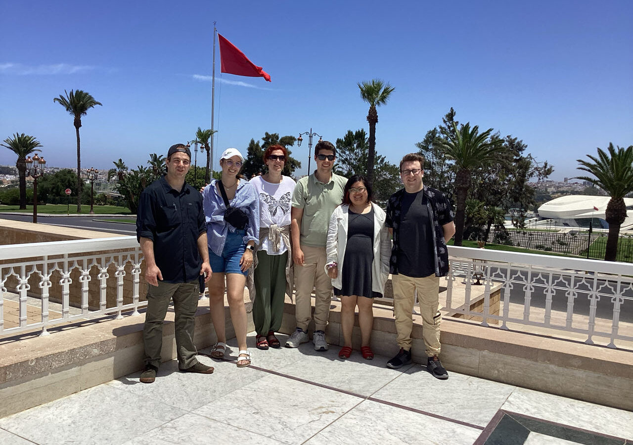 Six personnes debout sur une esplanade au Maroc