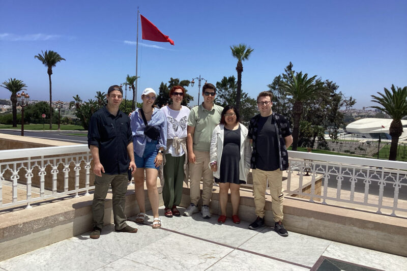 Six personnes debout sur une esplanade au Maroc