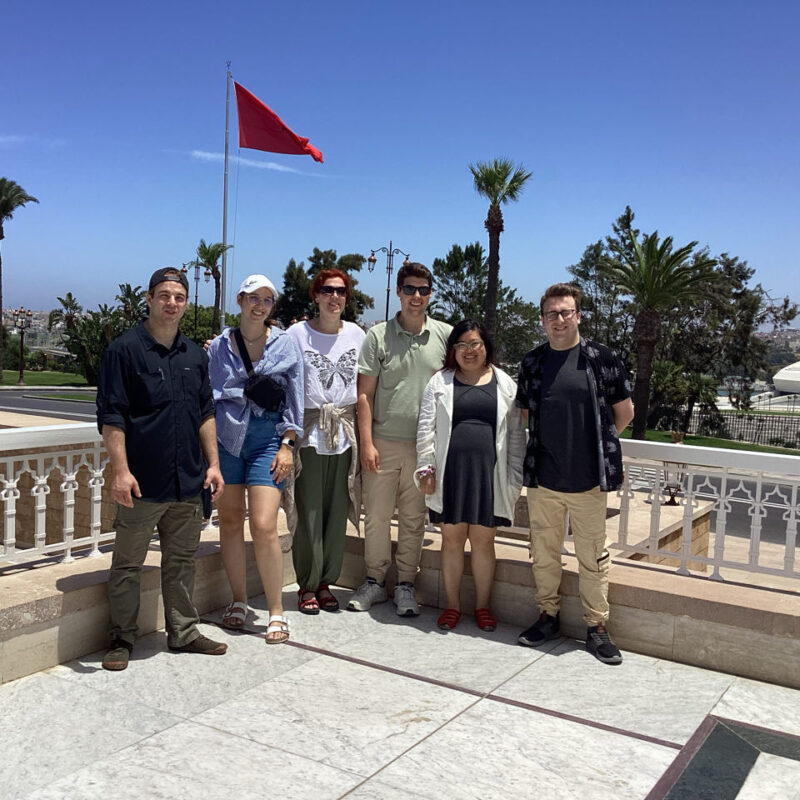 Six personnes debout sur une esplanade au Maroc