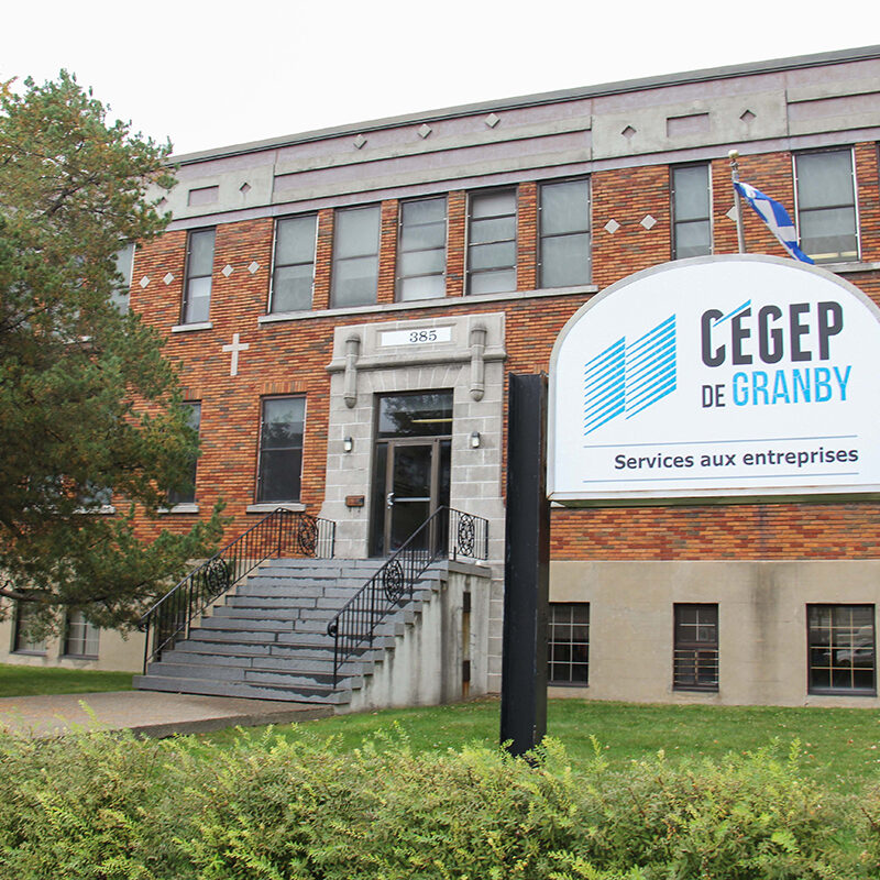 Bâtiment et enseigne des Services aux entreprises du Cégep de Granby