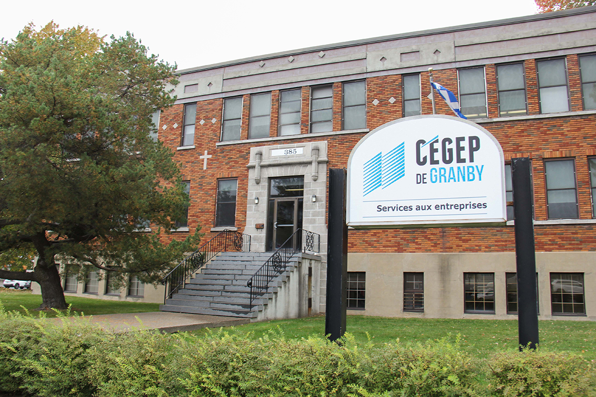 Bâtiment et enseigne des Services aux entreprises du Cégep de Granby