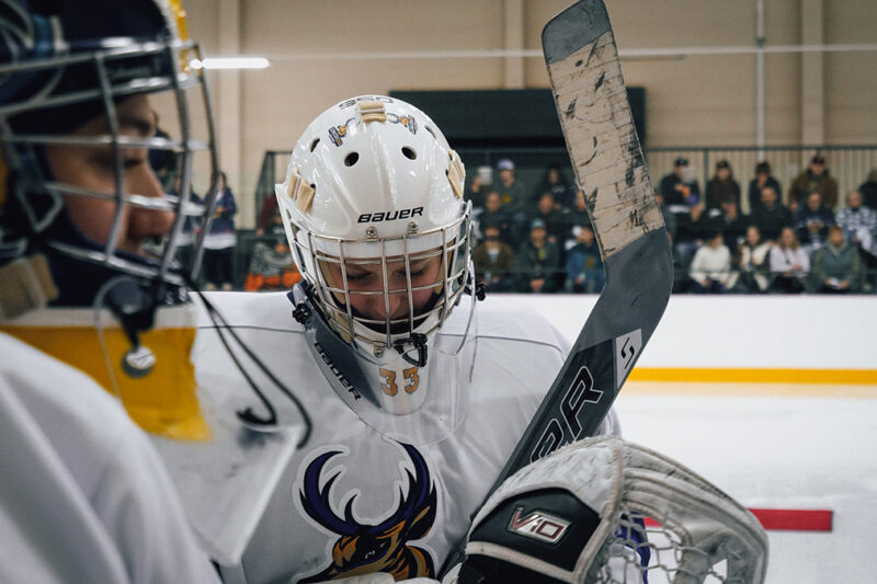 Gros plan sur deux joueuses de hockey