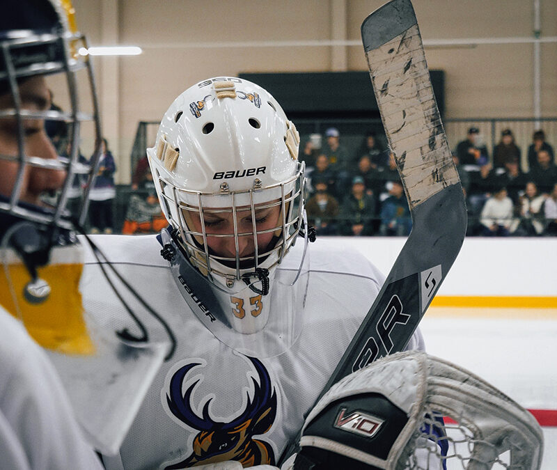 Gros plan sur deux joueuses de hockey