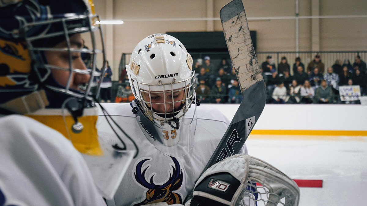 Gros plan sur deux joueuses de hockey