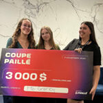 Trois étudiantes tiennent un gros chèque de 3 000 $ indiquant Coupe Paillé.