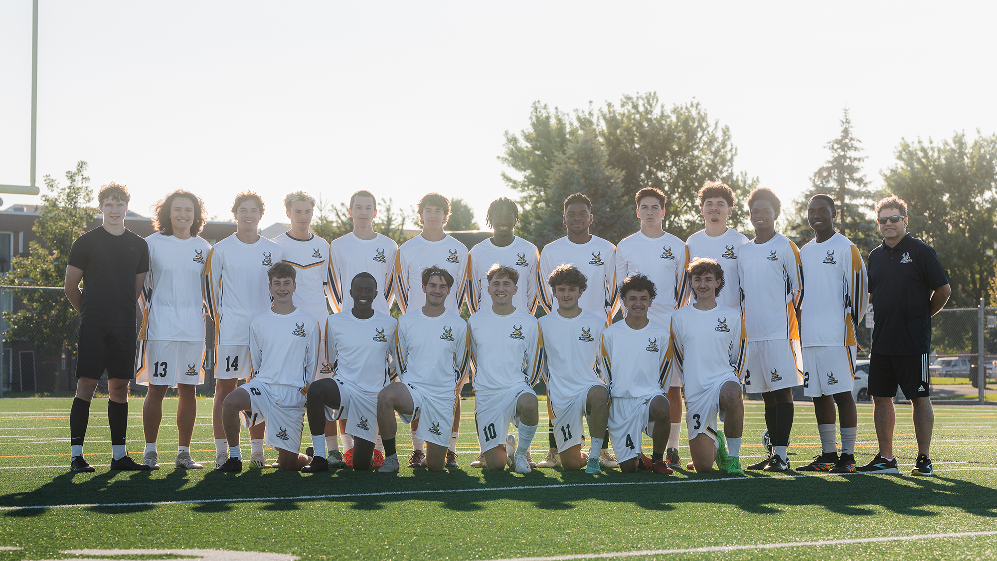 Équipe de soccer extérieur masculin en uniforme 