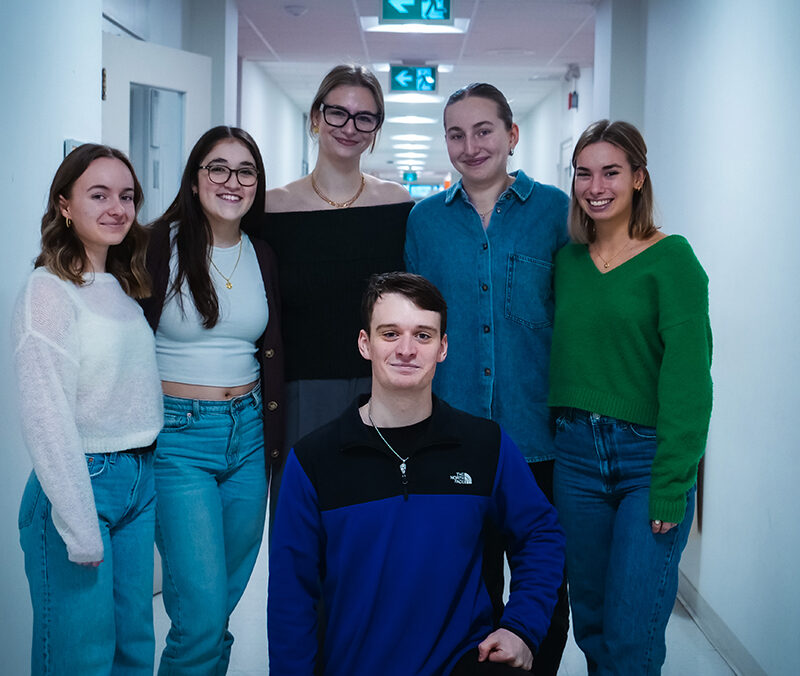 Six étudiants debout dans un couloir de Cégep