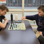 Deux jeunes hommes jouent aux échecs