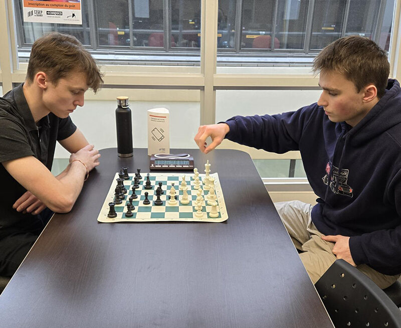 Deux jeunes hommes jouent aux échecs