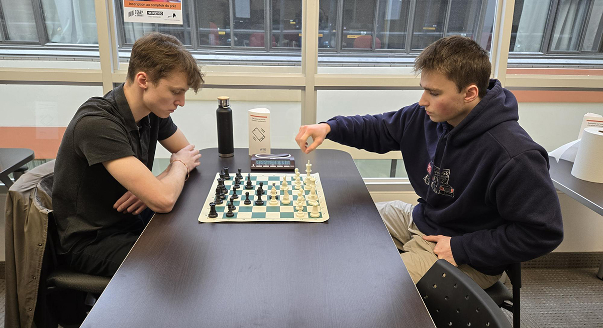 Deux jeunes hommes jouent aux échecs