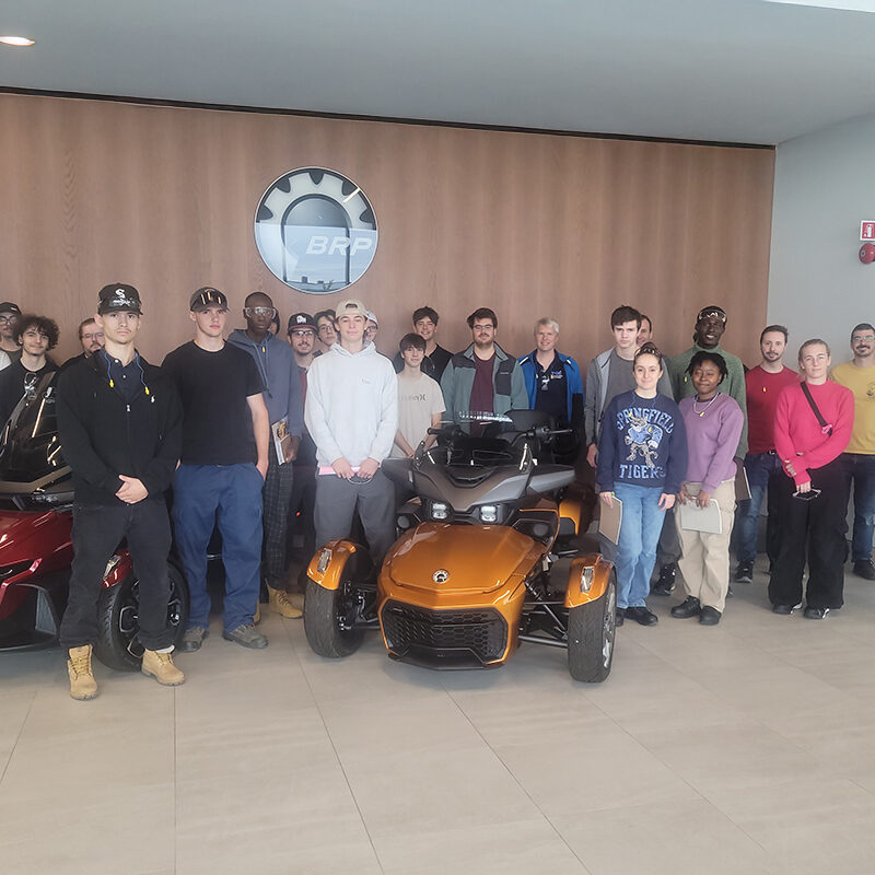 Groupe d'étudiants en visite à l'usine BRP de Valcourt