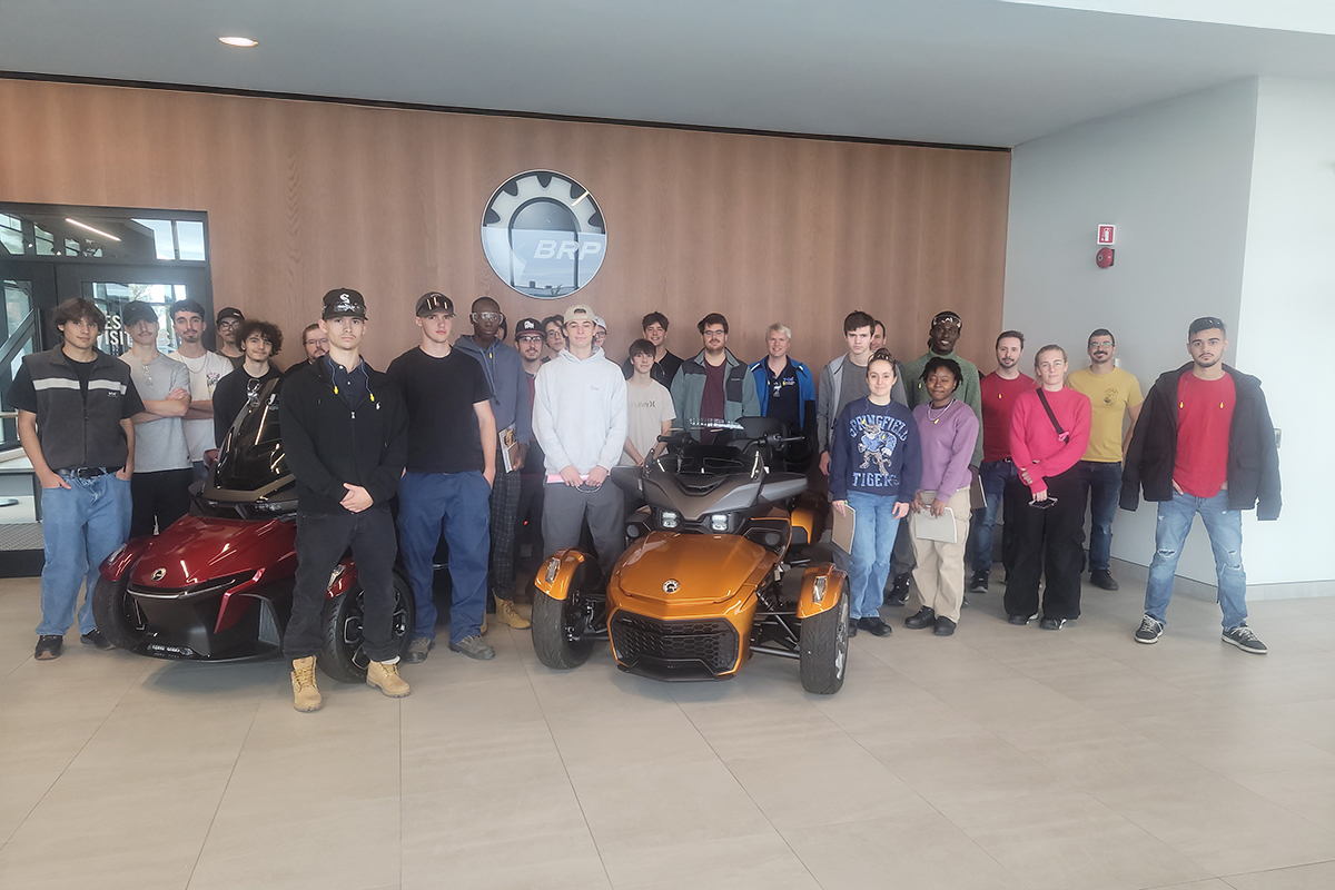 Groupe d'étudiants en visite à l'usine BRP de Valcourt