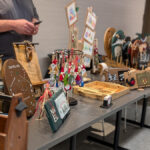 Kiosque où se trouvent les oeuvres en bois d'un artisan