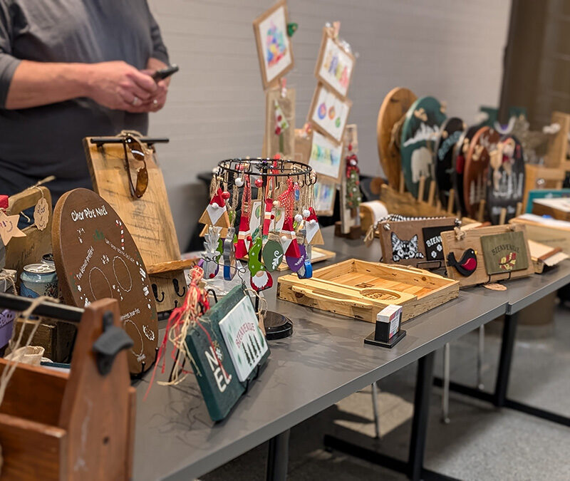 Kiosque où se trouvent les oeuvres en bois d'un artisan