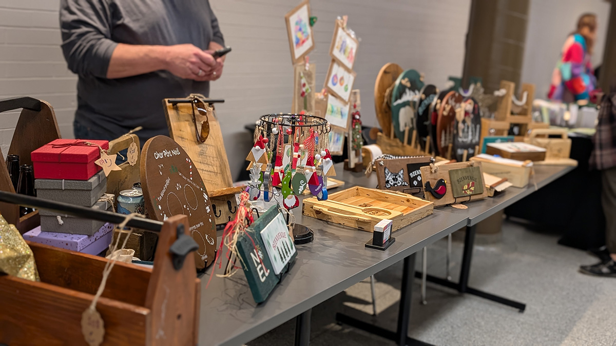 Kiosque où se trouvent les oeuvres en bois d'un artisan