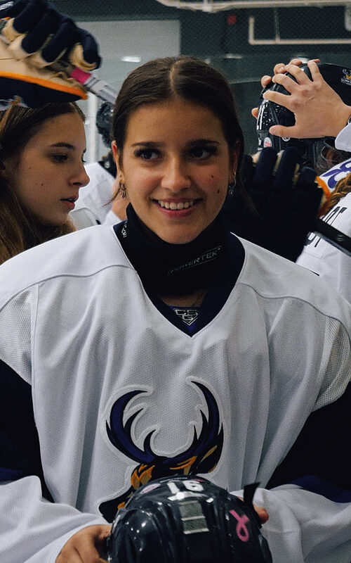 Jeune hockeyeuse en uniforme de L'Indigo