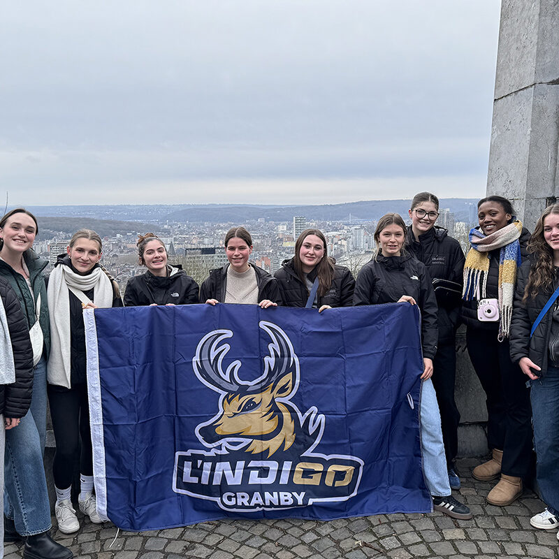 Groupes de jeunes femmes avec la banderole de l'équipe sportive L'Indigo