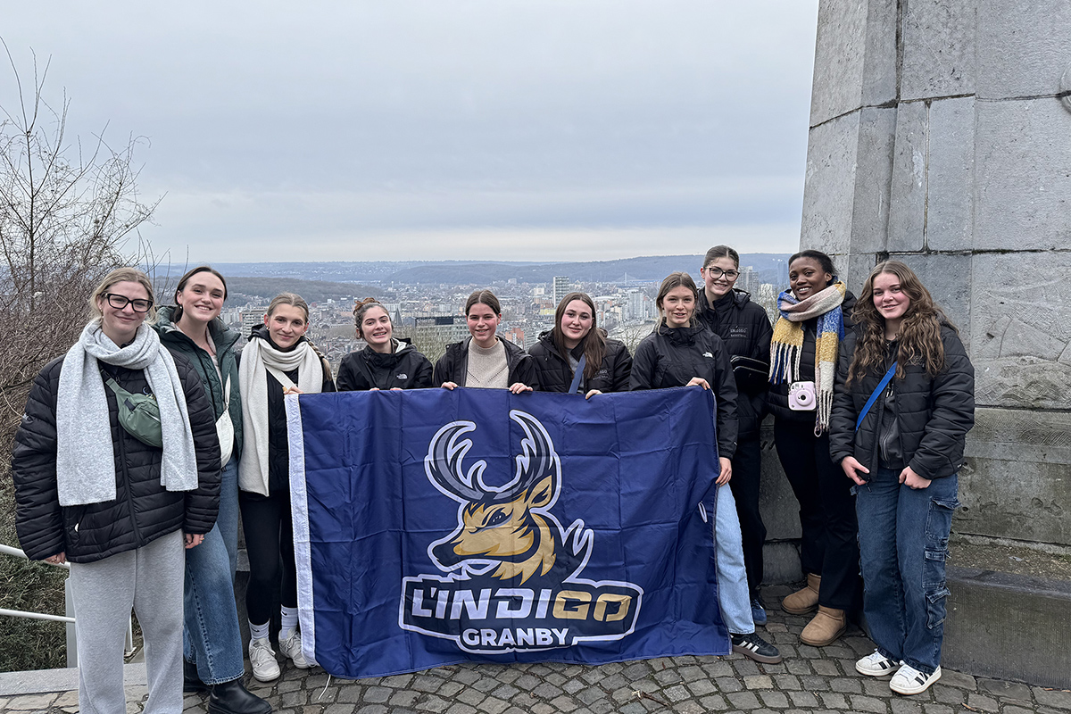 Groupes de jeunes femmes avec la banderole de l'équipe sportive L'Indigo