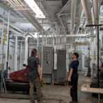 Deux hommes dans une salle des machines