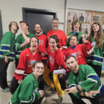 Une douzaine de personnes avec des gilets de la ligue d'impro du Cégep de Granby