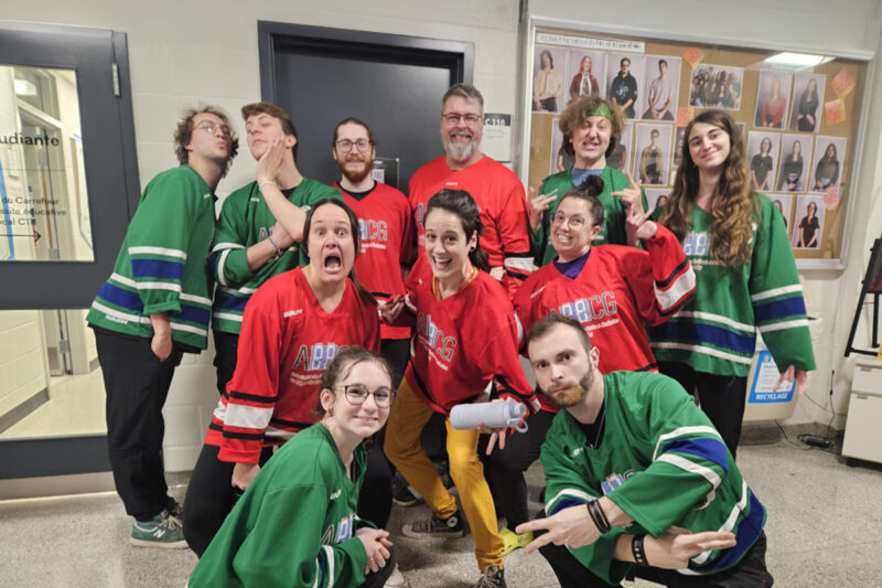 Une douzaine de personnes avec des gilets de la ligue d'impro du Cégep de Granby