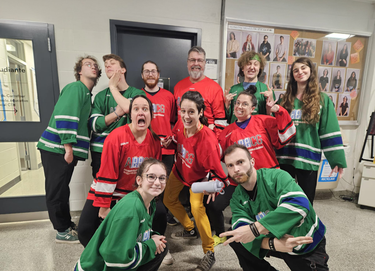 Une douzaine de personnes avec des gilets de la ligue d'impro du Cégep de Granby