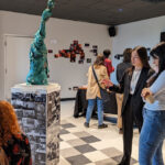 Des visiteurs dans une salle d'exposition d'oeuvres d'art