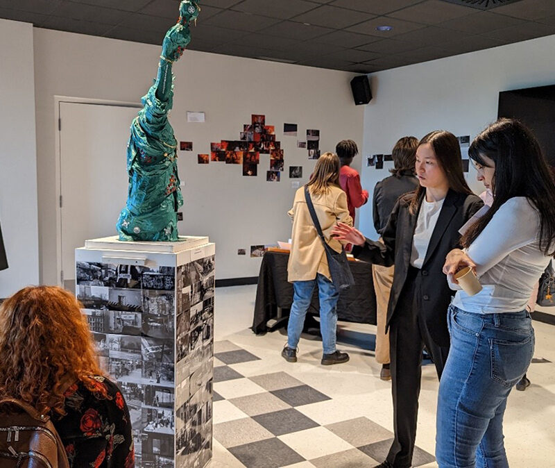 Des visiteurs dans une salle d'exposition d'oeuvres d'art