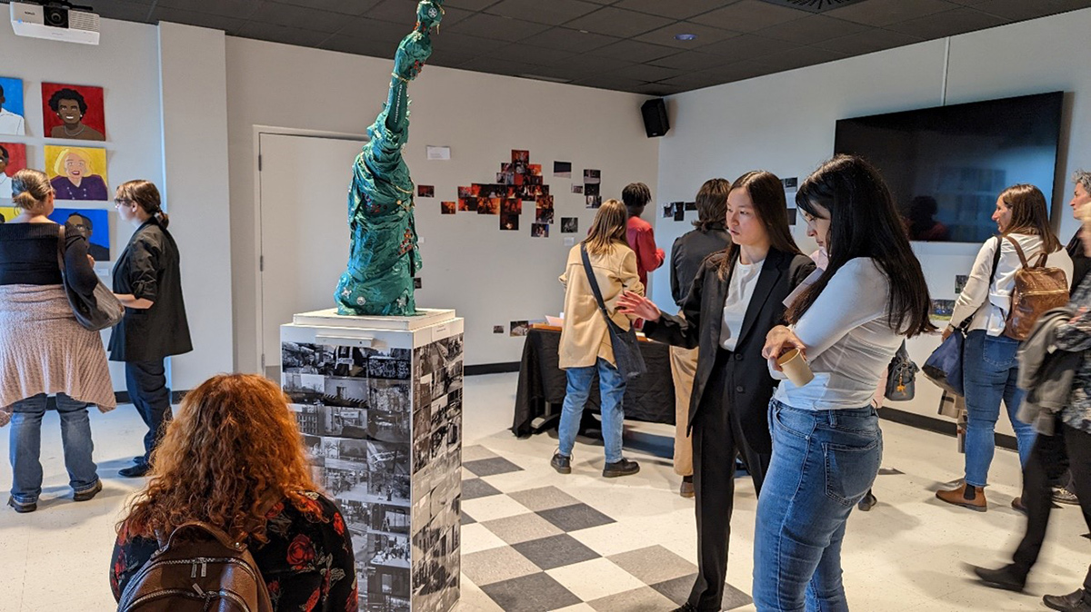Des visiteurs dans une salle d'exposition d'oeuvres d'art