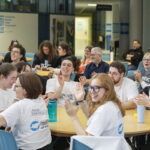 Large groupe de personnes assises à des tables