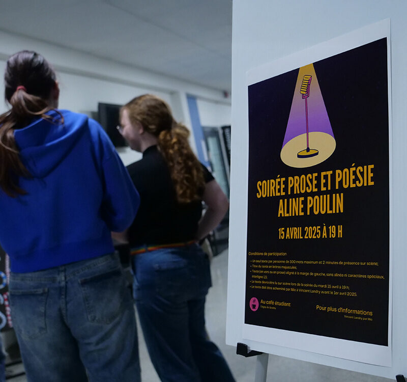 Des jeunes filles discutent à côté de l'affiche Soirée Prose et poésie