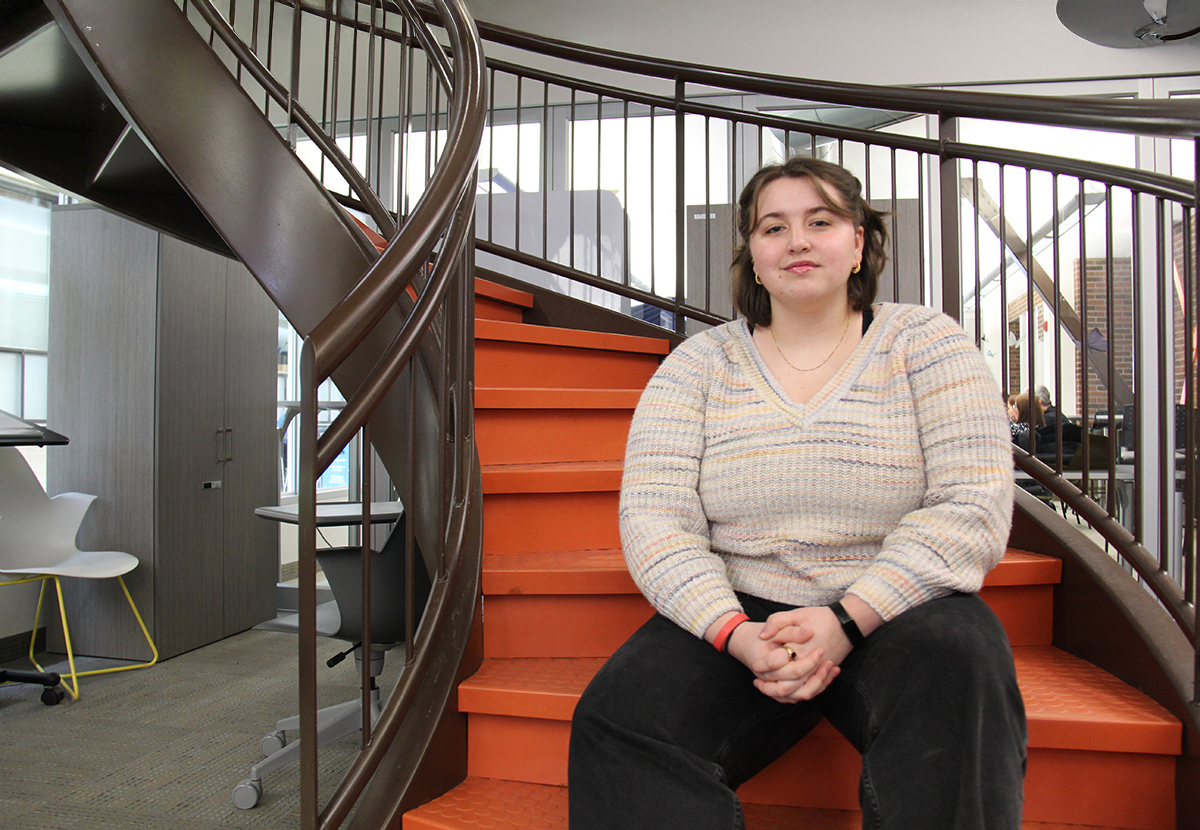 Une jeune femme dans un escalier en colimaçon
