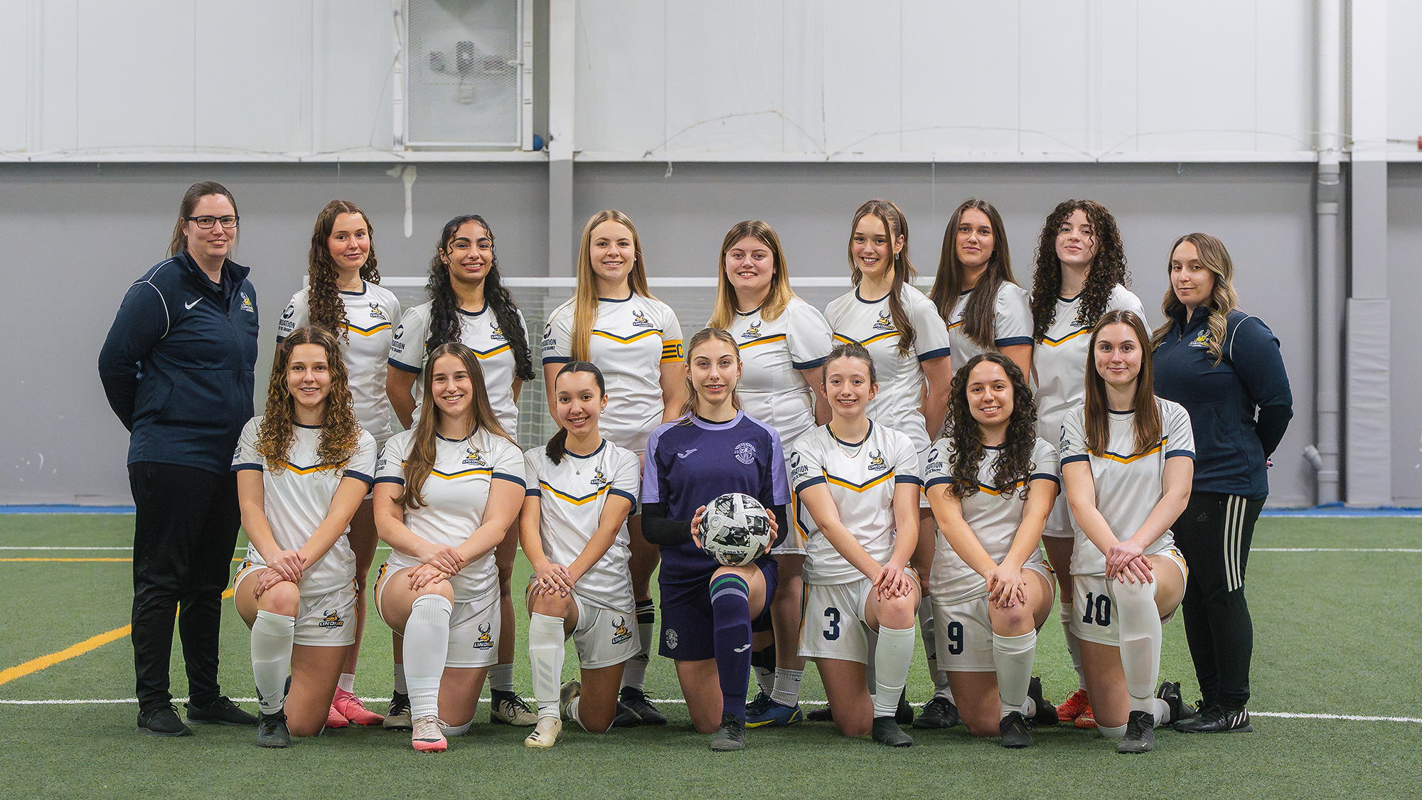 Équipe de soccer intérieur féminin en uniforme 