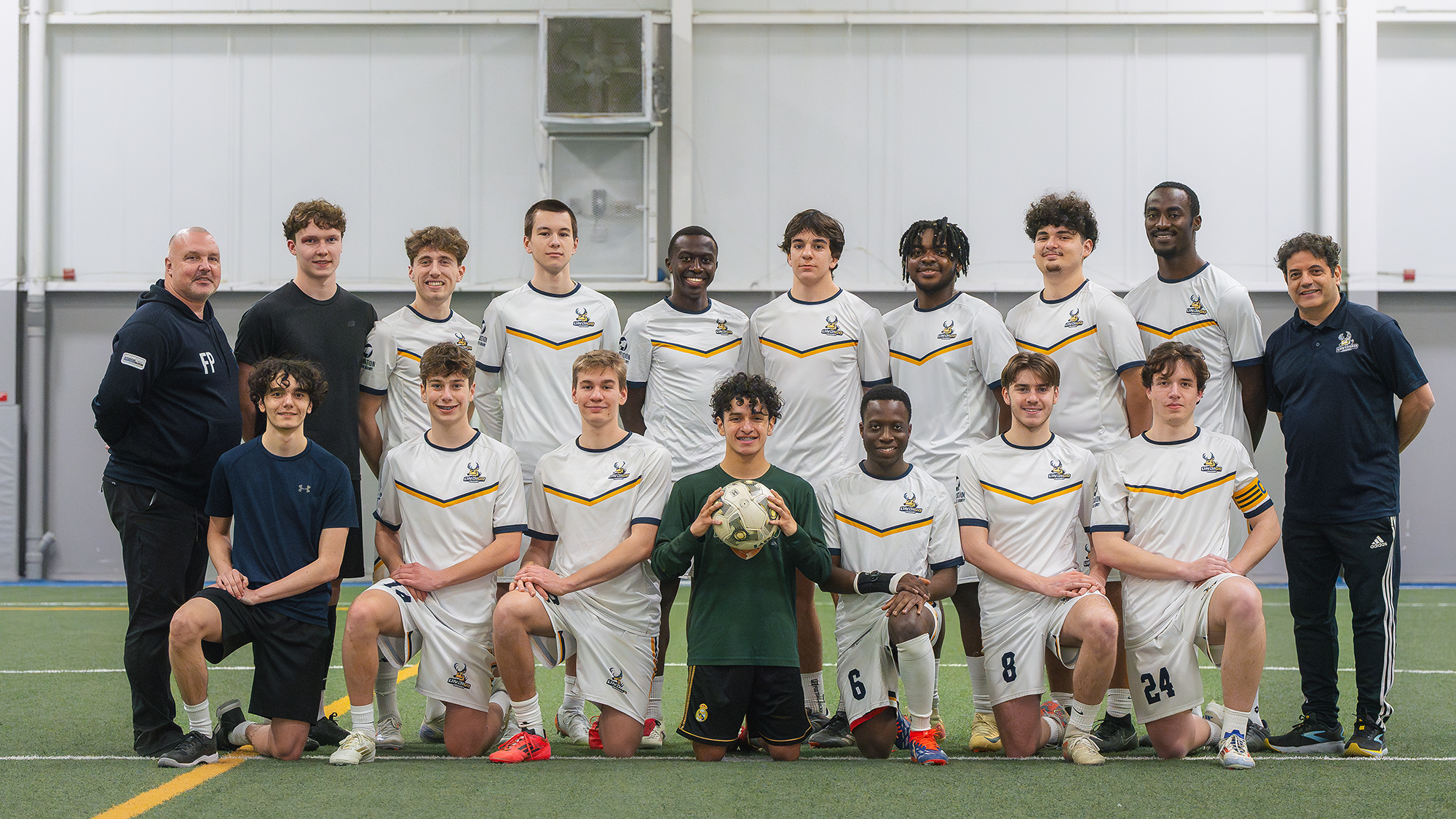 Équipe de soccer intérieur masculin en uniforme 