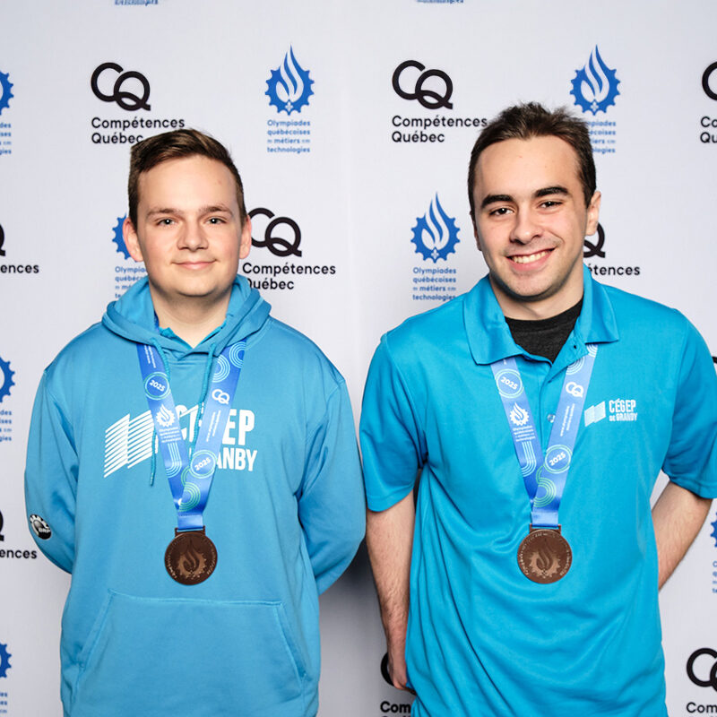Deux jeunes hommes avec des médailles de bronze au cou