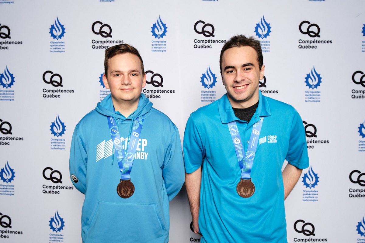 Deux jeunes hommes avec des médailles de bronze au cou